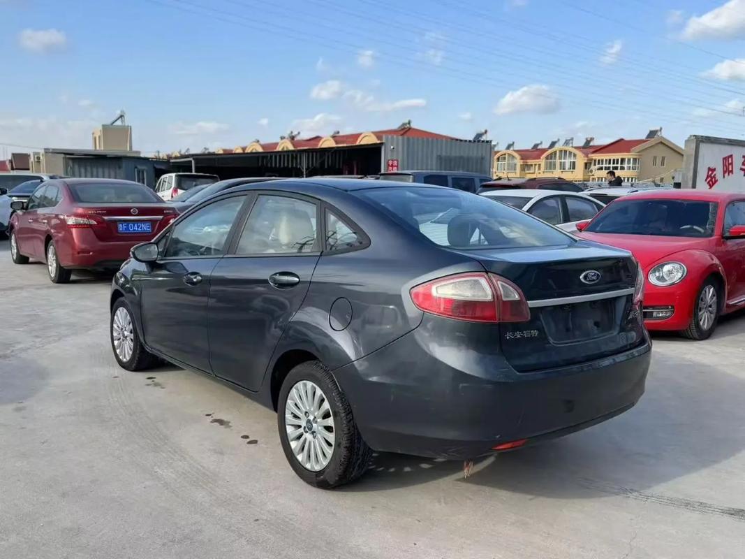 福特嘉年华三厢车身尺寸(福特嘉年华外观尺寸)