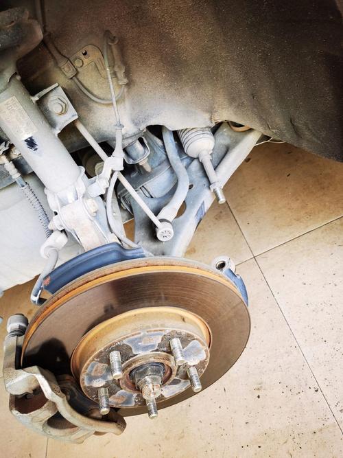 朗动一踩刹车就咯噔响一下,朗动刹车时会有顿挫咋回事