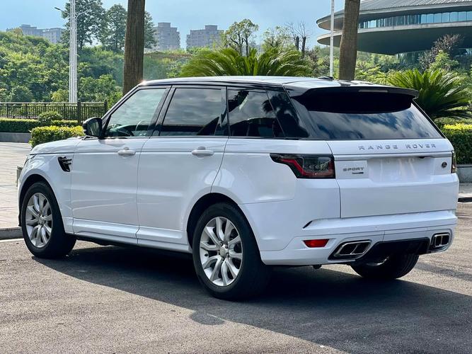 白色路虎揽胜多少钱一辆(路虎揽胜白色车图片大全大图)