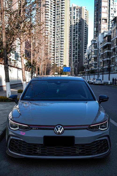 女生开高尔夫经济条件(女生开高尔夫家庭条件)